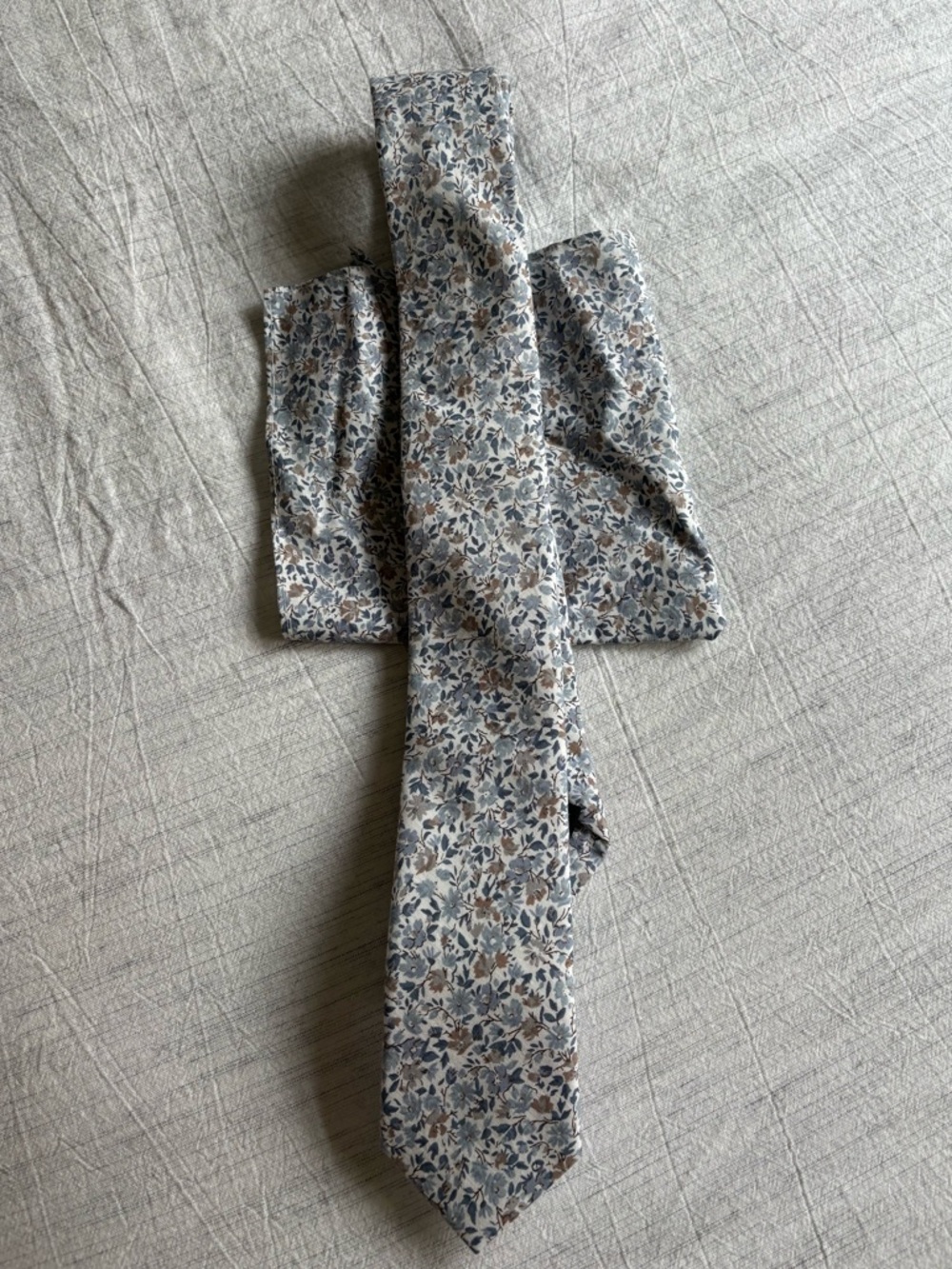 Dazi Scorpion Grass blue floral neck tie and pocket square